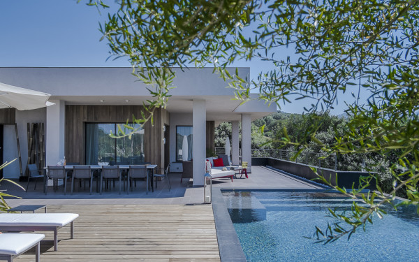 villa in  : Rent this contemporary villa with direct access to the beach, pétanque court, helipad. - Photo 6