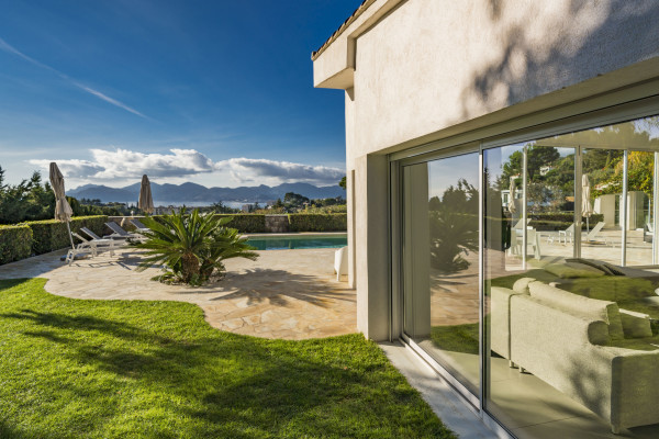 villa in Cannes : Rent this 6 bedroom villa with a gorgeous sea view. - Photo 26