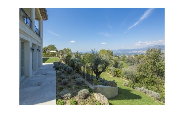villa in Mougins : Rent wonderful 5 bedroom villa walking distance to Mougins Village - Photo 13