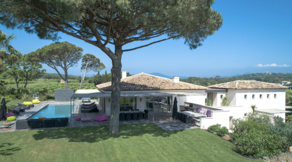 villa in St Tropez : Rent this contemporary villa located just a few minutes from the famous beach 'les Salins' which can accommodate up to 10 guests. - Photo 1