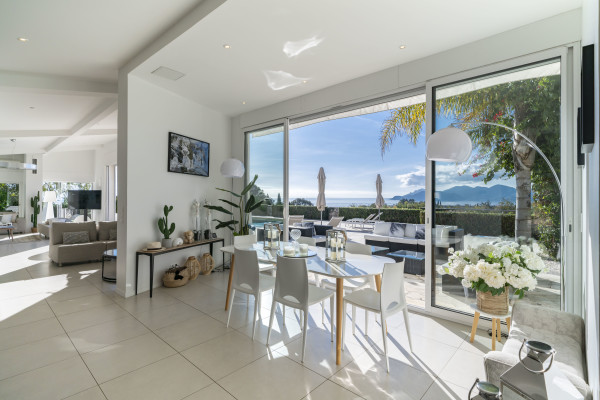 villa in Cannes : Rent this 6 bedroom villa with a gorgeous sea view. - Photo 6