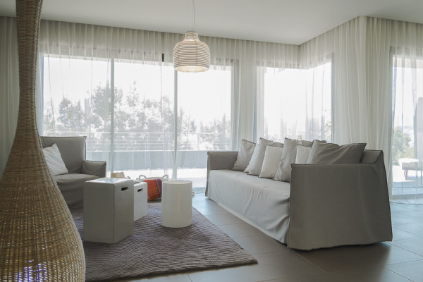 villa in  : Rent this contemporary villa with direct access to the beach, pétanque court, helipad. - Photo 11