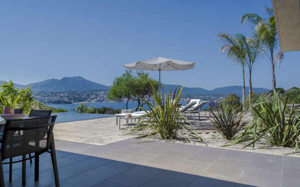 villa in  : Rent this contemporary villa with direct access to the beach, pétanque court, helipad. - Photo 2