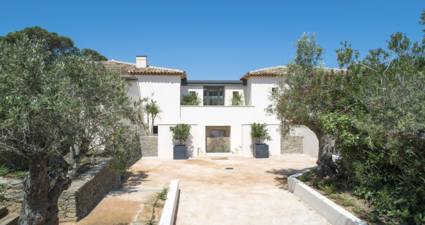 villa in St Tropez : Rent this contemporary villa located just a few minutes from the famous beach 'les Salins' which can accommodate up to 10 guests. - Photo 22