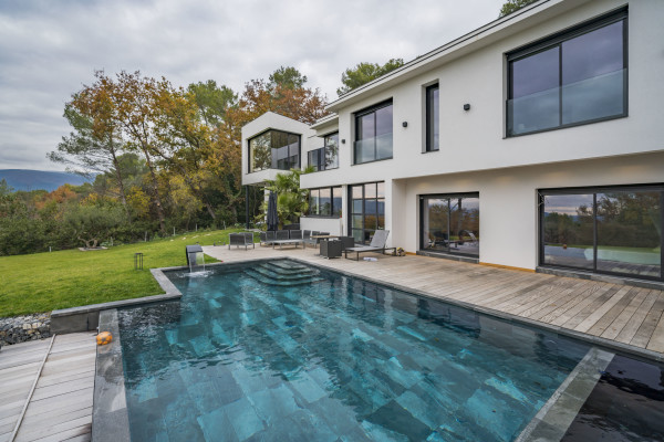 villa in Mougins : Rent this brand new villa located up to the hill in Mouans Sartoux with 5 bedrooms. - Photo 0