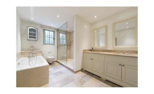 villa in Mougins : Rent wonderful 5 bedroom villa walking distance to Mougins Village - Photo 8