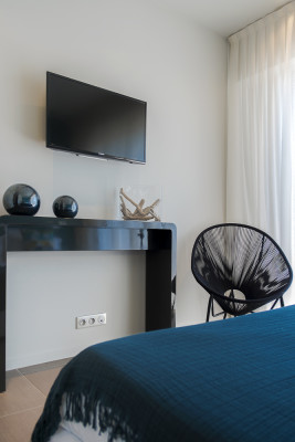 villa in  : Rent this contemporary villa with direct access to the beach, pétanque court, helipad. - Photo 16