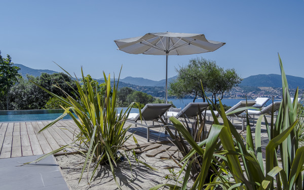 villa in  : Rent this contemporary villa with direct access to the beach, pétanque court, helipad. - Photo 3