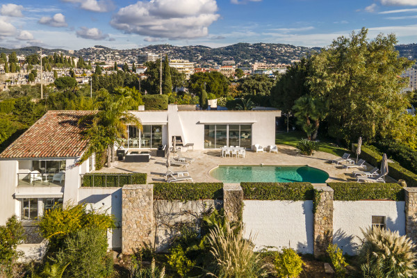 villa in Cannes : Rent this 6 bedroom villa with a gorgeous sea view. - Photo 28