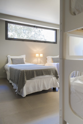 villa in  : Rent this contemporary villa with direct access to the beach, pétanque court, helipad. - Photo 20