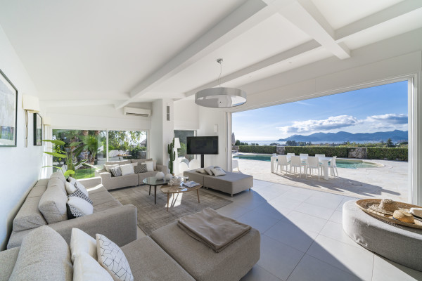 villa in Cannes : Rent this 6 bedroom villa with a gorgeous sea view. - Photo 2