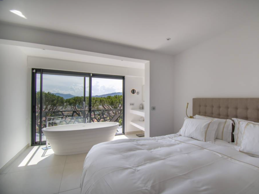 villa in Cannes : Rent this brand new renovated villa up to the hill in La Croix des Gardes - Photo 5