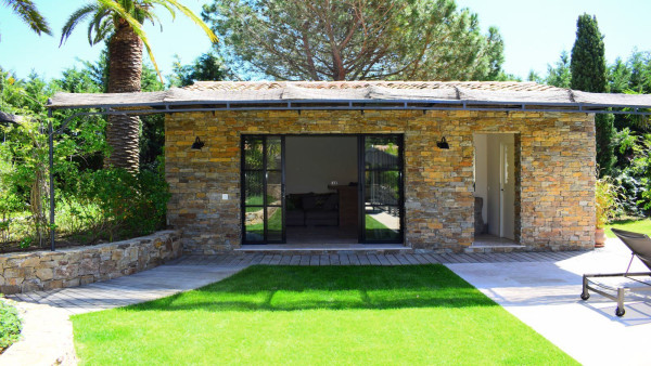 villa in St Tropez : Rent this beautiful newly renovated 7-bedrooms villa located in St Tropez - Photo 4