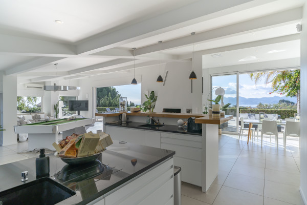 villa in Cannes : Rent this 6 bedroom villa with a gorgeous sea view. - Photo 8