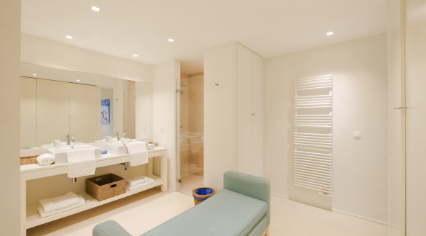 villa in St Tropez : Rent this contemporary villa located just a few minutes from the famous beach 'les Salins' which can accommodate up to 10 guests. - Photo 14