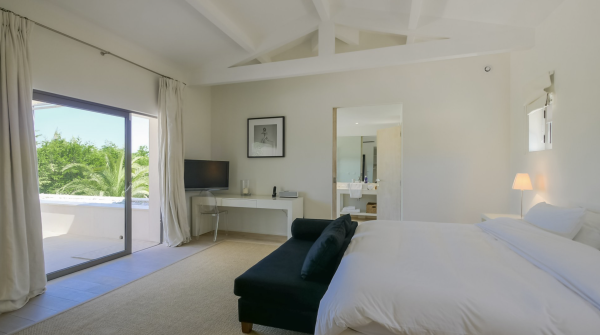villa in St Tropez : Rent this contemporary villa located just a few minutes from the famous beach 'les Salins' which can accommodate up to 10 guests. - Photo 10