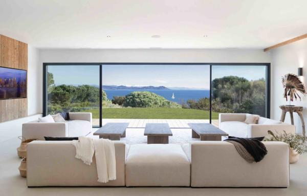 villa in St Tropez : Rent this brand new villa inside 'Les Parcs de Saint Tropez' with a nice sea view and large outdoor space. - Photo 6