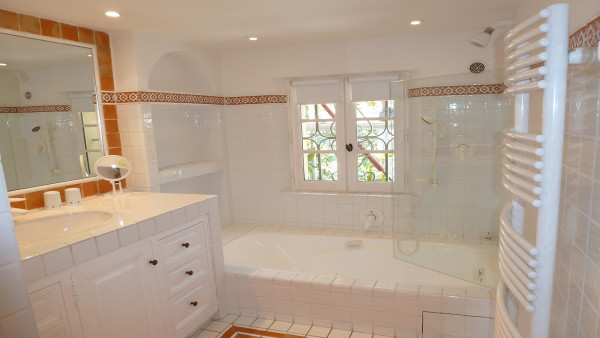 villa in St Tropez : Rent this 7 bedroom villa inside 'Les Parcs de St Tropez' - Photo 19