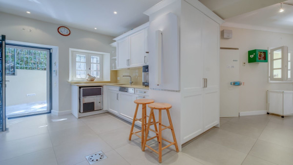villa in St Tropez : Rent this beautiful 5 bedroom villa located within walking distance to the centre of St Tropez - Photo 14