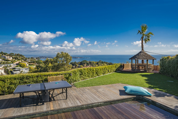 villa in Cannes : Rent this modern villa with a wonderful sea view located in a quiet area. - Photo 31