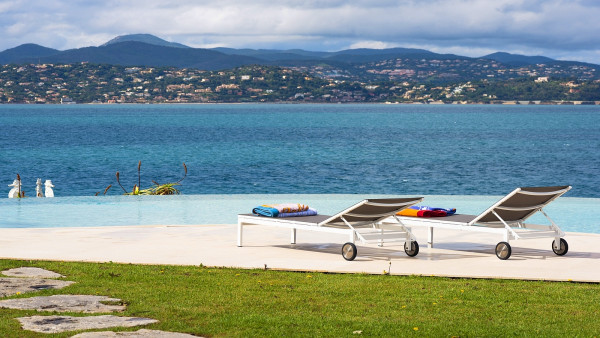 villa in St Tropez : Rent this gorgeous waterfront villa in a prestigious domain in St Tropez - Photo 5