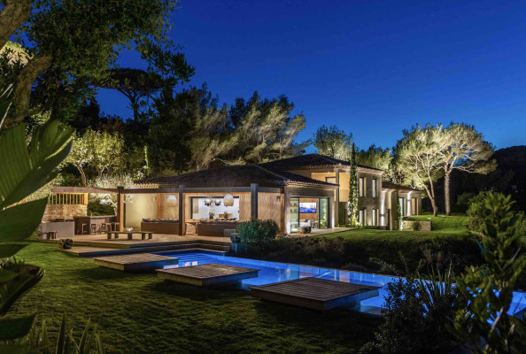 villa in St Tropez : Rent this brand new villa inside 'Les Parcs de Saint Tropez' with a nice sea view and large outdoor space. - Photo 24