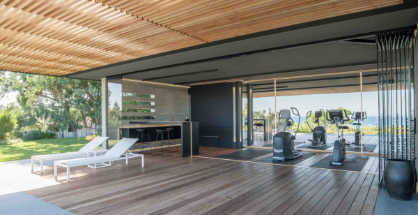 villa in St Tropez : Rent this modern villa located close to the famous Club 55, with a wonderful sea view which can accommodate 12 guests. - Photo 13