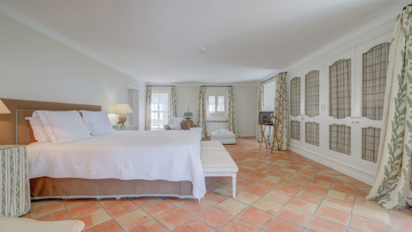 villa in St Tropez : Rent this beautiful 5 bedroom villa located within walking distance to the centre of St Tropez - Photo 22