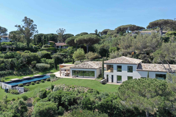 villa in St Tropez : Rent this brand new villa inside 'Les Parcs de Saint Tropez' with a nice sea view and large outdoor space. - Photo 0
