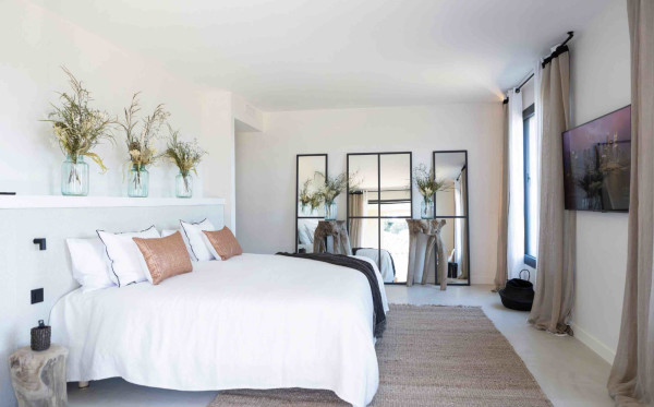 villa in St Tropez : Rent this brand new villa inside 'Les Parcs de Saint Tropez' with a nice sea view and large outdoor space. - Photo 9