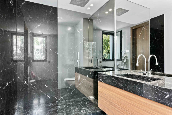 villa in Mougins : Rent stunning newly built 5 bedroom villa in an exclusive area of Mougins with easy access to Cannes - Photo 39