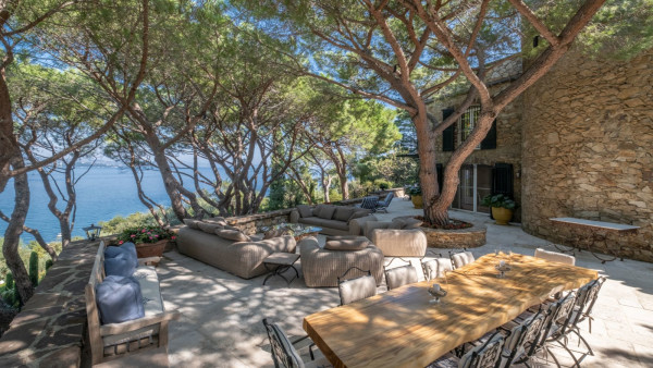 villa in St Tropez : Rent this beautiful 5 bedroom villa located within walking distance to the centre of St Tropez - Photo 1
