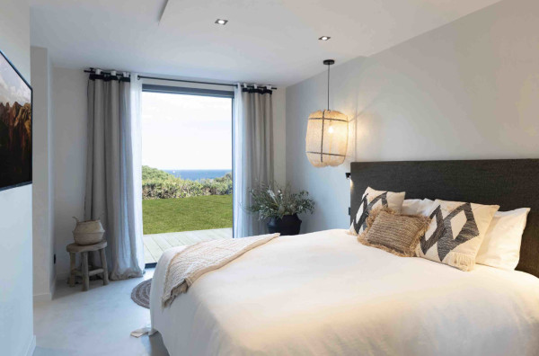 villa in St Tropez : Rent this brand new villa inside 'Les Parcs de Saint Tropez' with a nice sea view and large outdoor space. - Photo 16