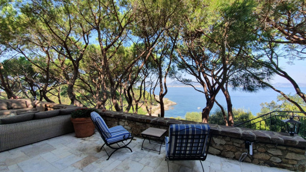 villa in St Tropez : Rent this beautiful 5 bedroom villa located within walking distance to the centre of St Tropez - Photo 9