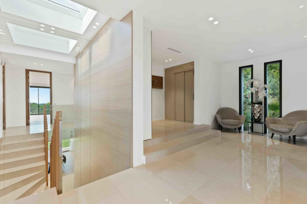 villa in Mougins : Rent stunning newly built 5 bedroom villa in an exclusive area of Mougins with easy access to Cannes - Photo 20