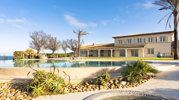 villa in St Tropez : Rent this gorgeous waterfront villa in a prestigious domain in St Tropez - Photo 36