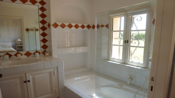 villa in St Tropez : Rent this 7 bedroom villa inside 'Les Parcs de St Tropez' - Photo 22