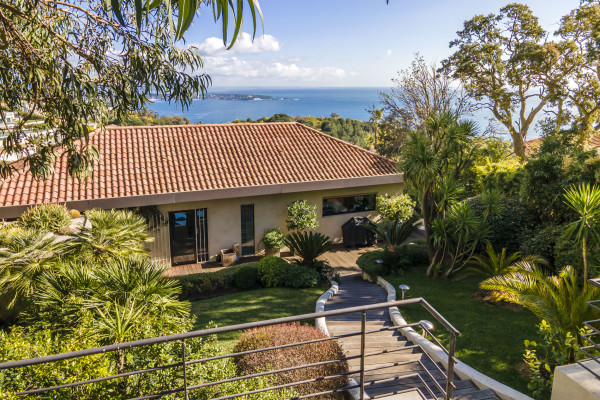 villa in Cannes : Rent this modern villa with a wonderful sea view located in a quiet area. - Photo 26