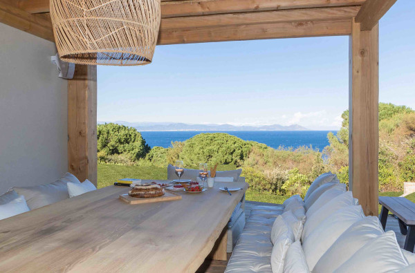 villa in St Tropez : Rent this brand new villa inside 'Les Parcs de Saint Tropez' with a nice sea view and large outdoor space. - Photo 1