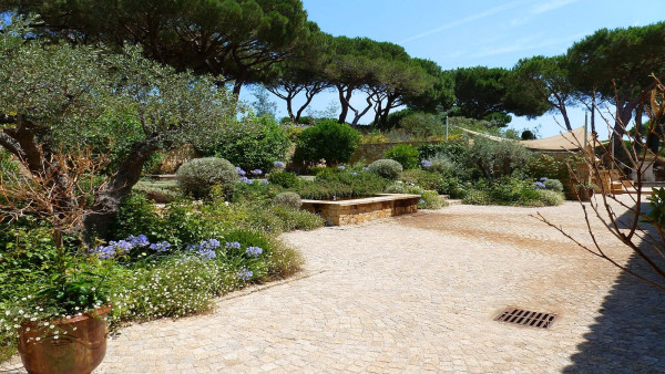 villa in St Tropez : Rent this 7 bedroom villa inside 'Les Parcs de St Tropez' - Photo 26