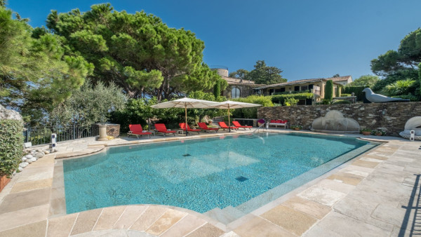 villa in St Tropez : Rent this beautiful 5 bedroom villa located within walking distance to the centre of St Tropez - Photo 3