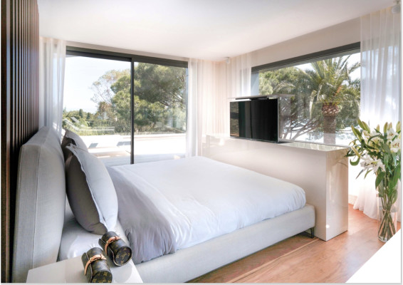 villa in Cannes : Rent Ultra Modern 7 bedroom villa overlooking the Islands off Cannes with easy access into the Croisette - Photo 23