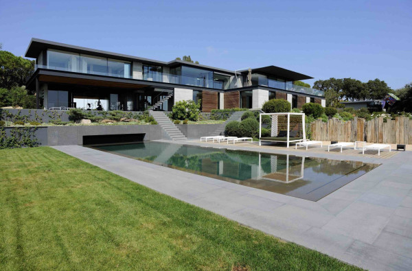 villa in St Tropez : Rent this modern villa located close to the famous Club 55, with a wonderful sea view which can accommodate 12 guests. - Photo 0