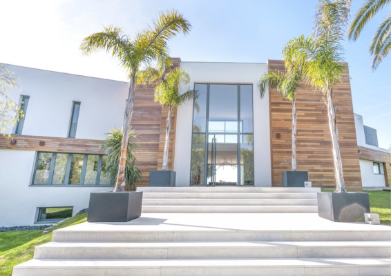 villa in Cannes : Rent Ultra Modern 7 bedroom villa overlooking the Islands off Cannes with easy access into the Croisette - Photo 42
