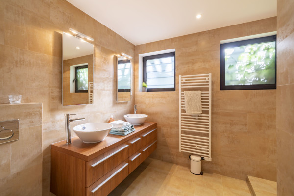 villa in Cannes : Rent this modern villa with a wonderful sea view located in a quiet area. - Photo 14