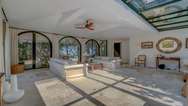 villa in St Tropez : Rent this beautiful 5 bedroom villa located within walking distance to the centre of St Tropez - Photo 18