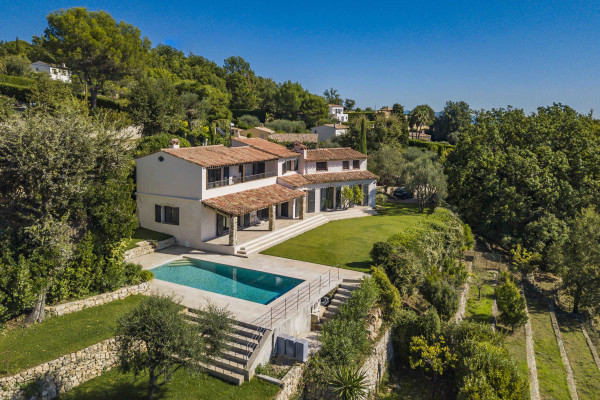 villa in Châteauneuf-Grasse : Rent this wonderful 5 bedroom house with a gorgeous hill and sea view - Photo 2