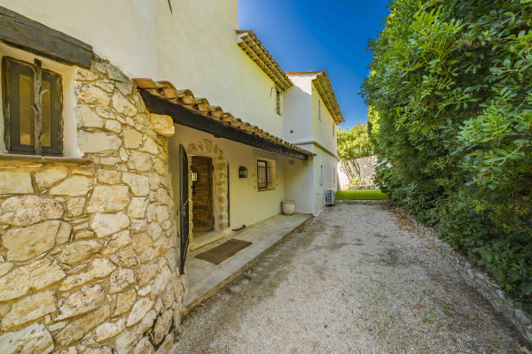 villa in Châteauneuf-Grasse : Rent this wonderful 5 bedroom house with a gorgeous hill and sea view - Photo 4