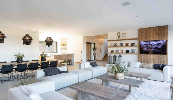 villa in St Tropez : Rent this brand new villa inside 'Les Parcs de Saint Tropez' with a nice sea view and large outdoor space. - Photo 4