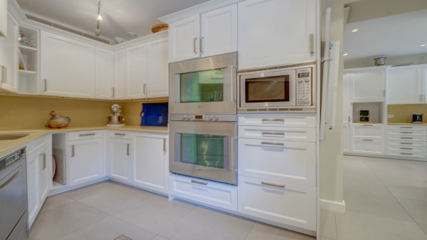 villa in St Tropez : Rent this beautiful 5 bedroom villa located within walking distance to the centre of St Tropez - Photo 15